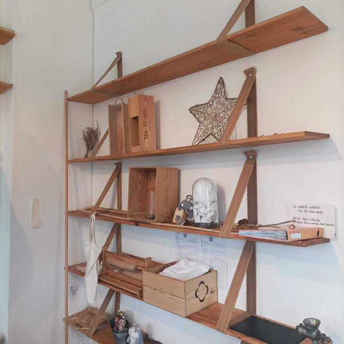 prateleiras em madeira com tira rústica