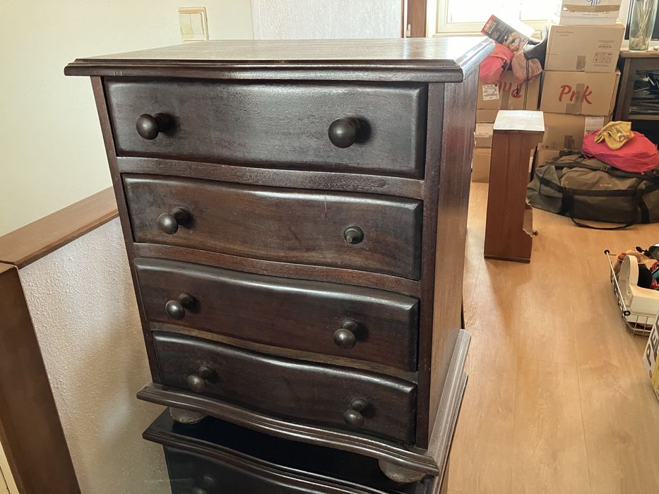 2 mesas de cabeceira de madeira