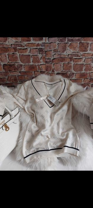 Sweter Marki Guess w kolorze kremowym z delikatnymi brylancikami