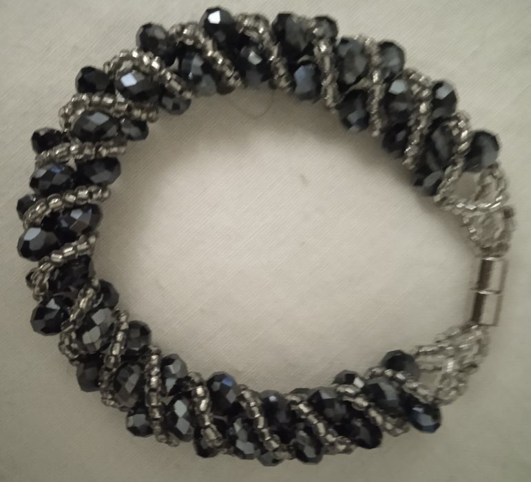 Жіночі прикраси.