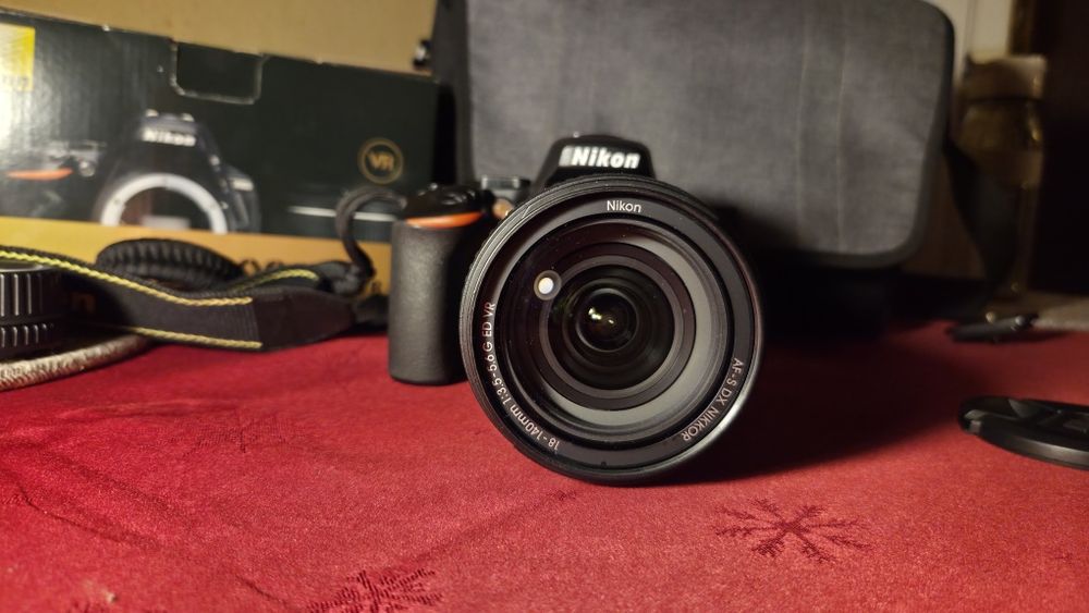 Nikon D5600 + AF-S Nikkor 18-140mm