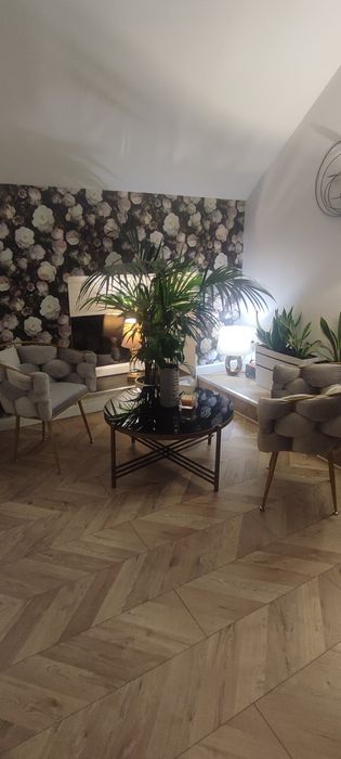 Szklana czarna ława ze złotym stelażem  plus dwa fotele