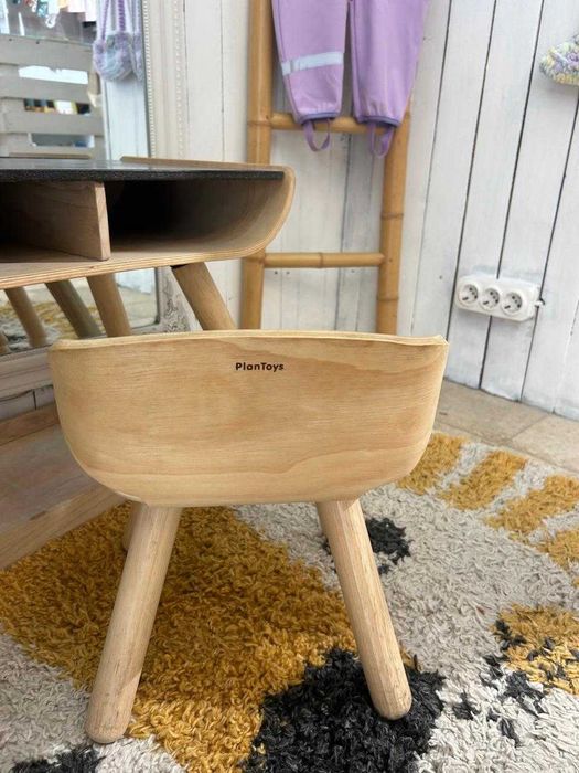 Mesa quadro e cadeiras para criança