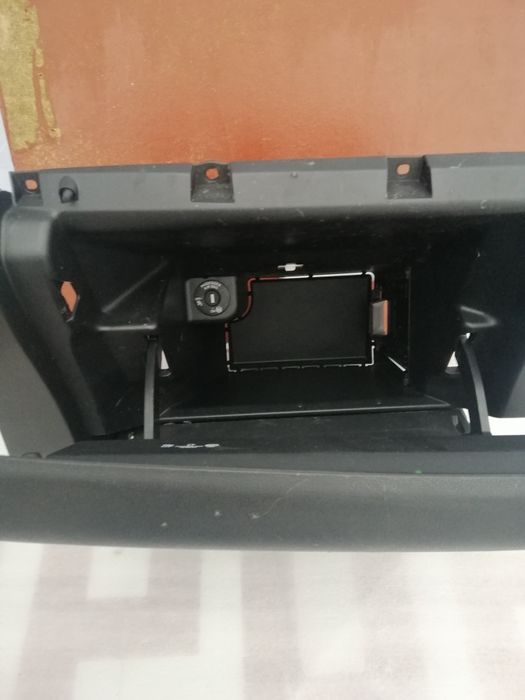 Пластик салону - бардачок Nissan leaf