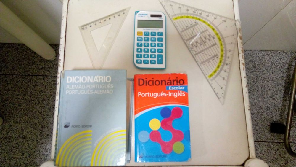 Vários materiais escolares