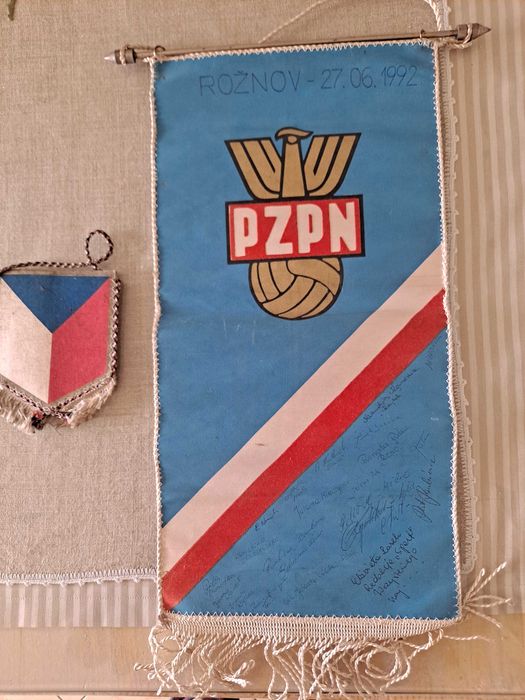 Kolekcjonerski proporczyk PZPN z 1992 r.
