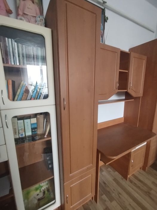 Продаємо меблі, шафа, письмовий столик, одно дв шафа, книжкова полиця