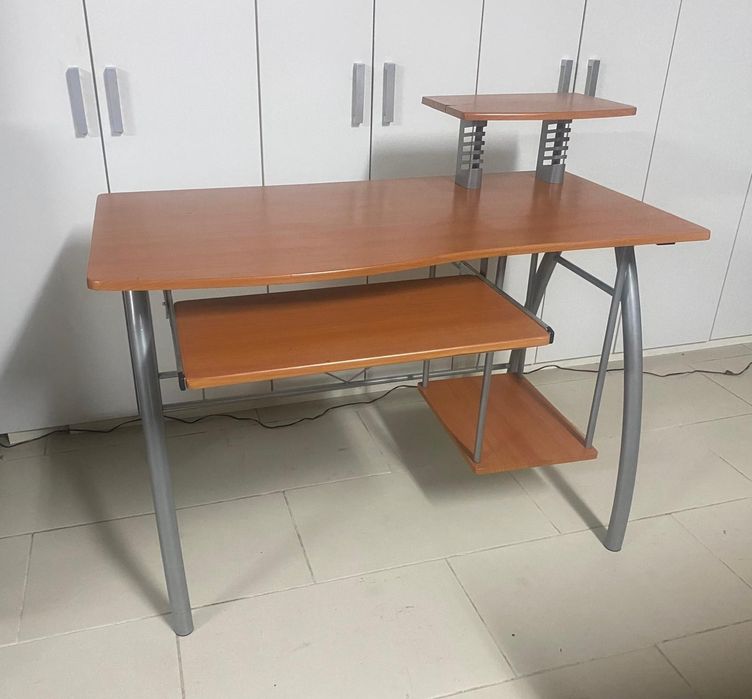 Mesa Secretária com apoio torre