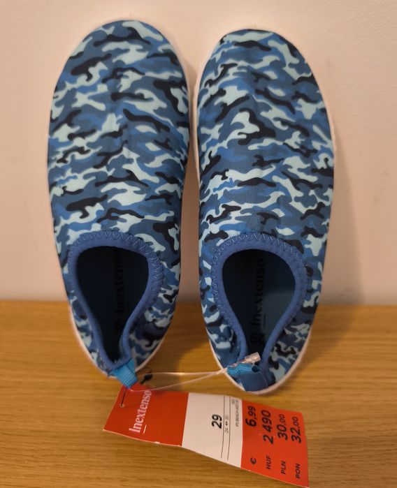 Sapatos de água Novos da In Extenso