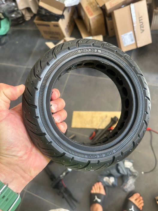 Цельнолитая антипрокольная шина для самоката 8.5 дюймов и 10 дюймов