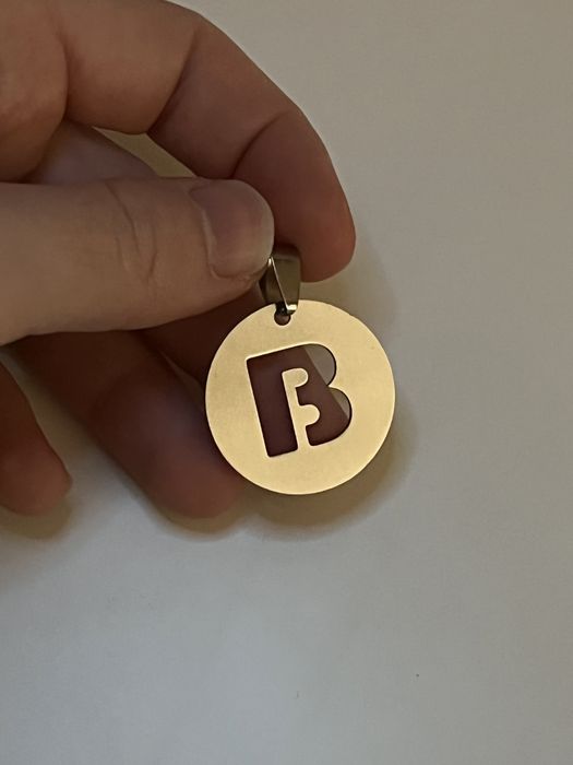 Pendente letra B