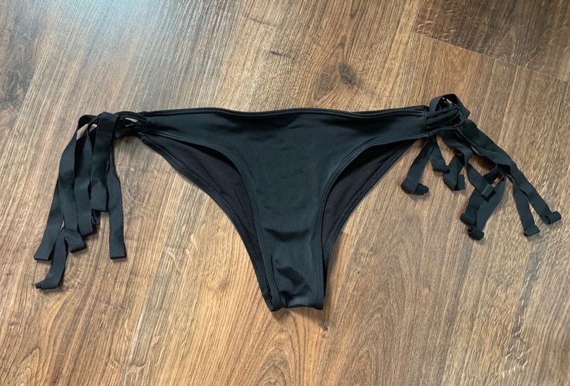 Pull&bear czarny dół od stroju kąpielowego bikini boho z frędzlami M