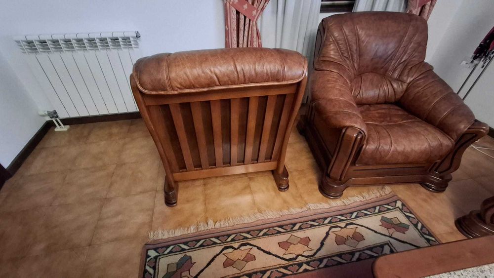 Sofas de couro e madeira maciça