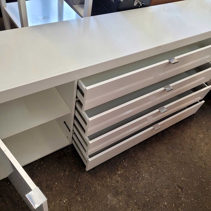 Komoda długa biała w połysku. Możliwy transport