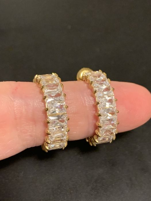 Brincos em formato argolas em Aço com Zircônias