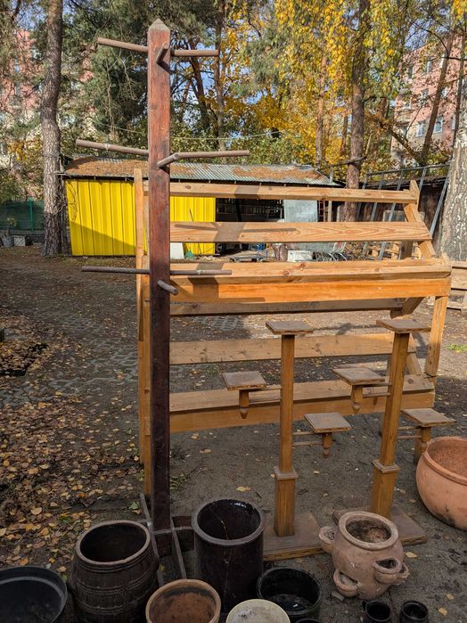 Donice gliniane /ceramiczne/plastikowe oraz ,kwietniki,wieszak ,regał