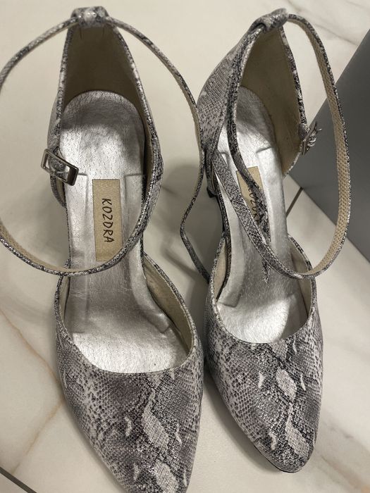 Buty na obcasie - srebrne z wezowej skorki