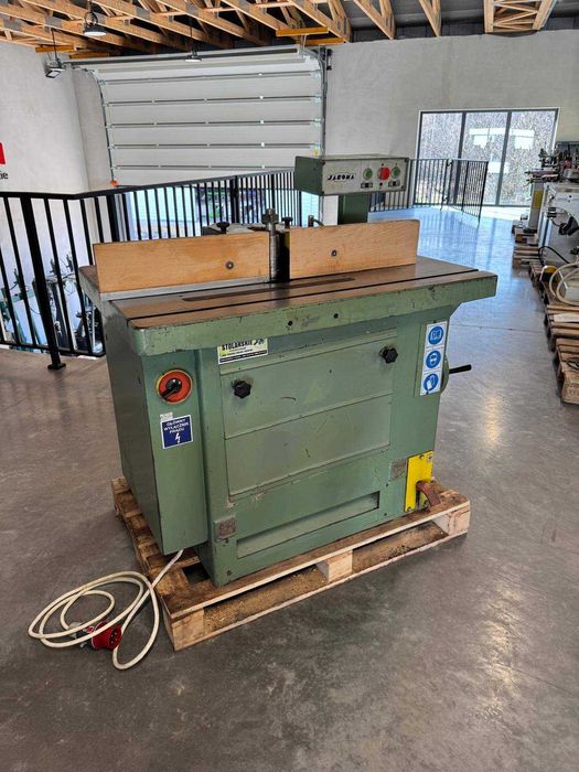 Frezarka dolnowrzecionowa JAROMA  wrzeciono uchylne pod kątem