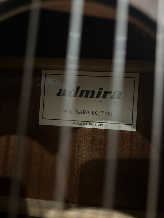 Guitarra ADMIRA SARA-EC T-38 em excelente estado ideal para iniciantes