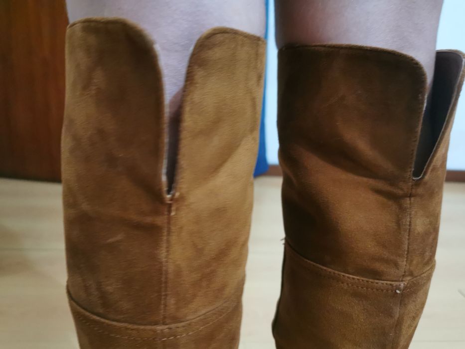 Botas de camurça, até ao joelho.