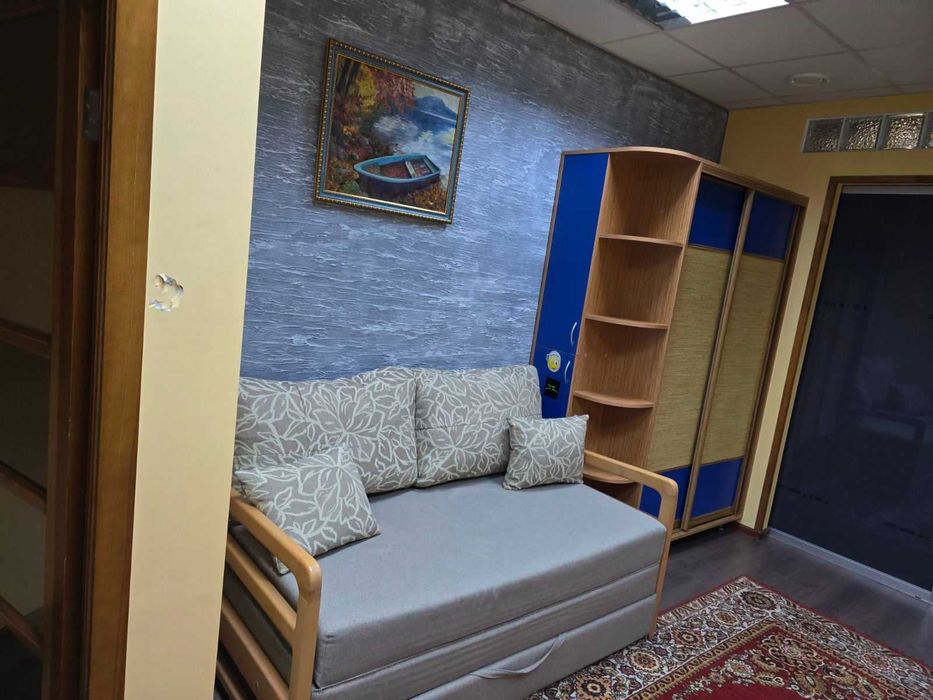 Здаю в крайовничомму місці  пів будинку Метро Славутич, Київ