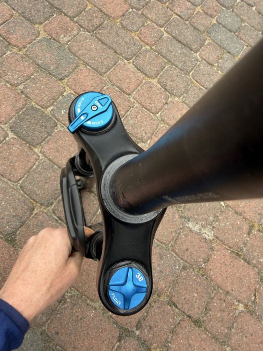 FOX 36 Rhythm GRIP, 29”, Boost 110×15 mm, skok 150 mm, sterówka tapered.