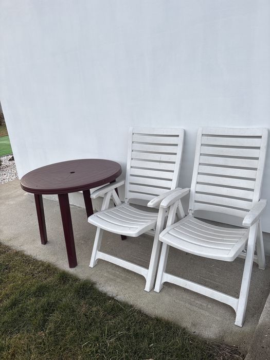 Stol okragly i dwa krzesla