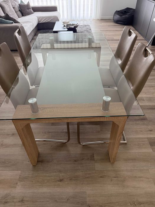 Mesa com tampo de vidro + 4 cadeiras