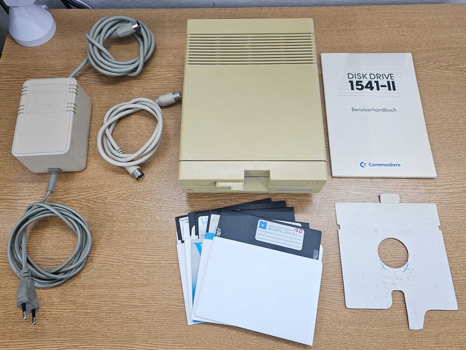Stacja dysków Commodore 1541 II dla C64 sprawna zasilacz kable dyskietki