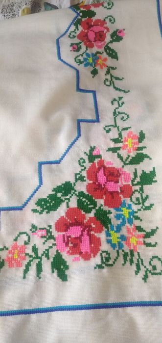 Скатертина вишита