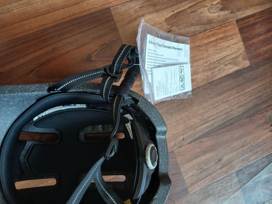 Kask nowy posiada malutkie wgniecienie