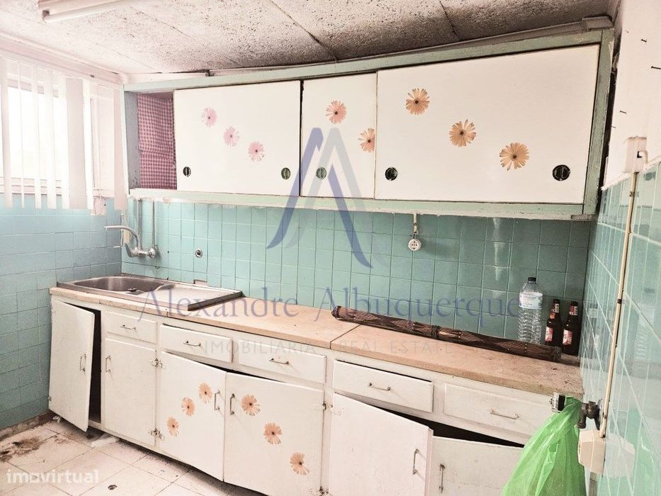 Apartamento T1 com Vista Mar e Terraço na Vila de Sesimbra!