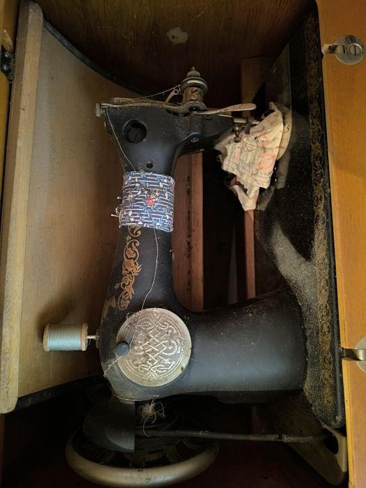 Швейна машинка с ножним приводом.