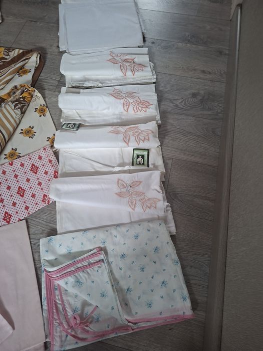 Постельное,наволочки новое,полотенца, подушечки.