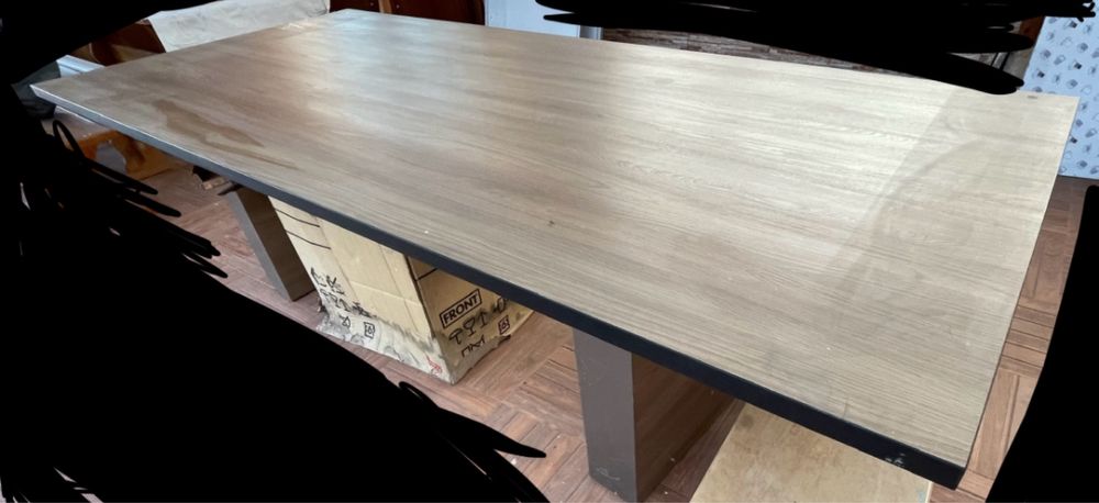 Mesa de madeira de jantar ou reuniões