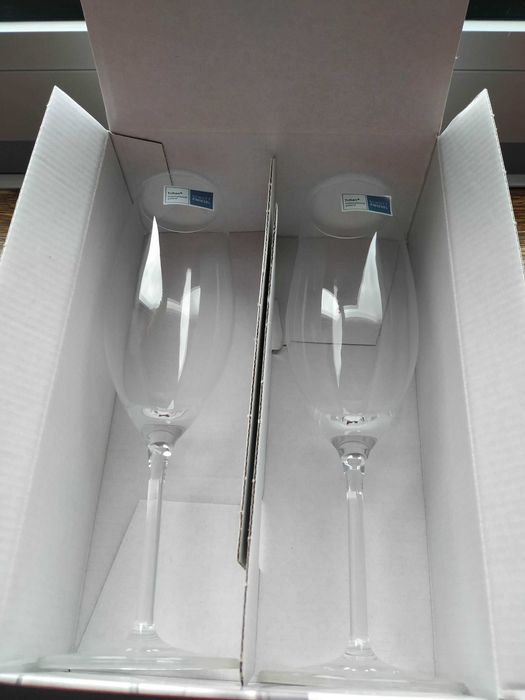 Copos de champanhe e vinho branco em caixa original