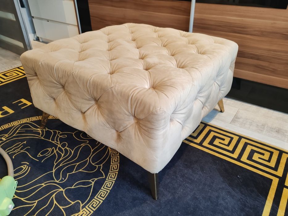 Pufa Glamour pikowana na nóżkach 80x80 wysokość 45cm Chesterfield
