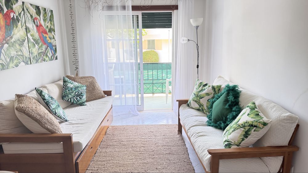 Sofá com estrutura em pinho e almofadão em pano cru