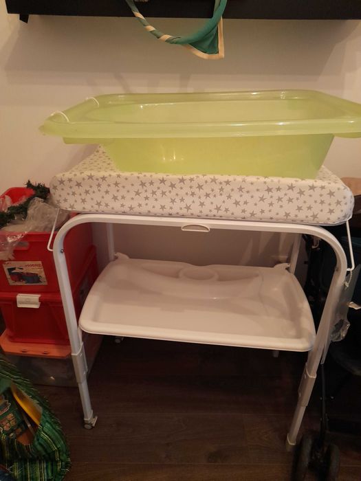 Muda fraldas com banheira separada