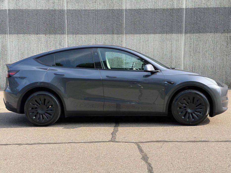 Tesla Model Y      2023