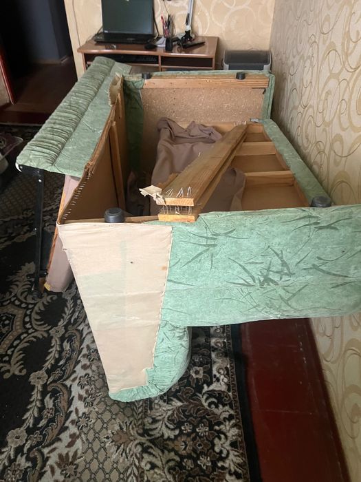 Віддам даром диван приїдтьте винесіть