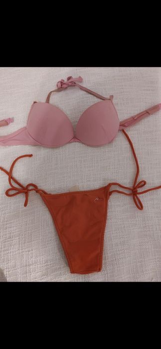 Bikini vermelho e rosa