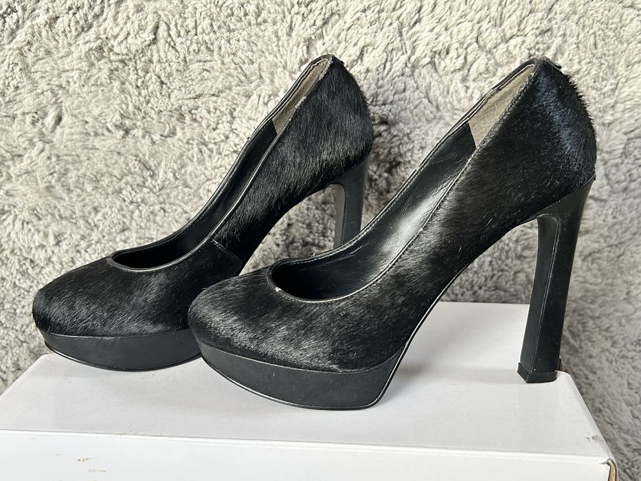 Buty damskie GUESS na platformie – rozmiar 36 – Efekt Siersci / Futra