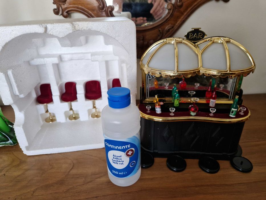 Pequeno bar com tudo incluído ainda na caixa