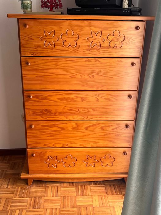 Mobília completa em pinho maciço para rapariga