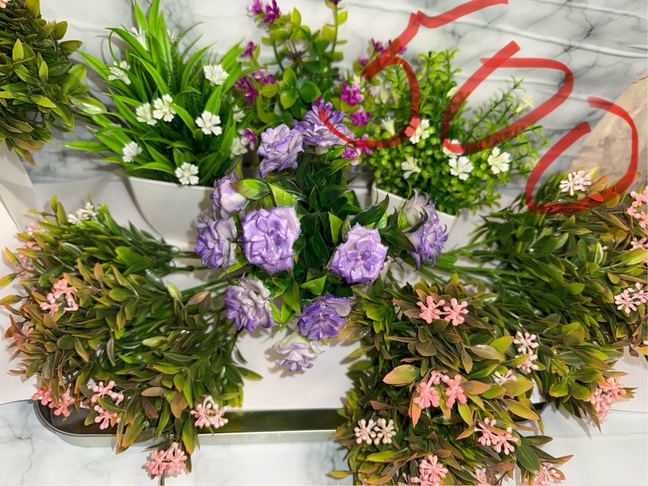 искусственные цветы и зелень