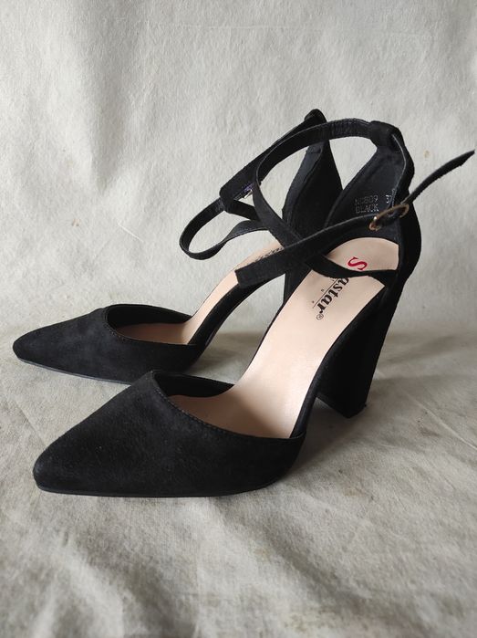 Czarne zamszowe sandały na słupku z zakrytymi palcami Seastar nr 37