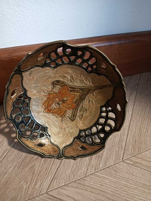 Metalowa paterka miseczka na nodze irys ażurowa