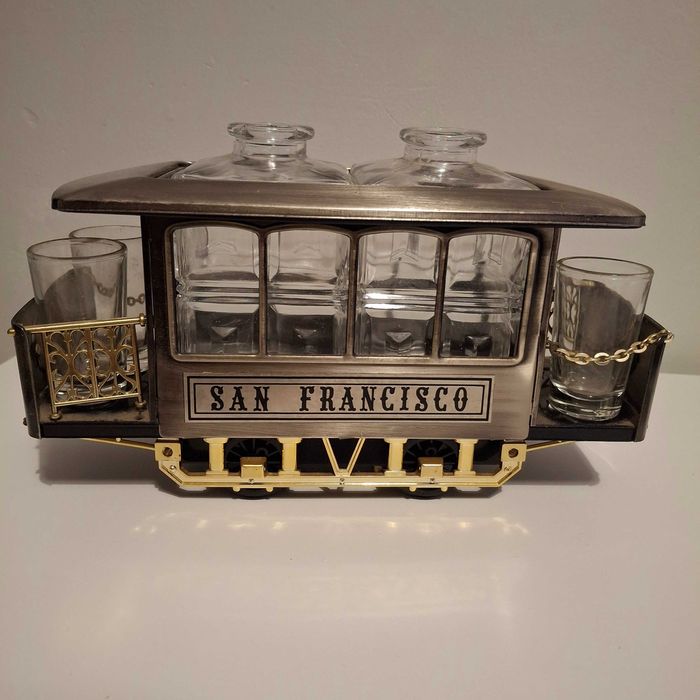 Stojak na nalewkę w kształcie tramwaju