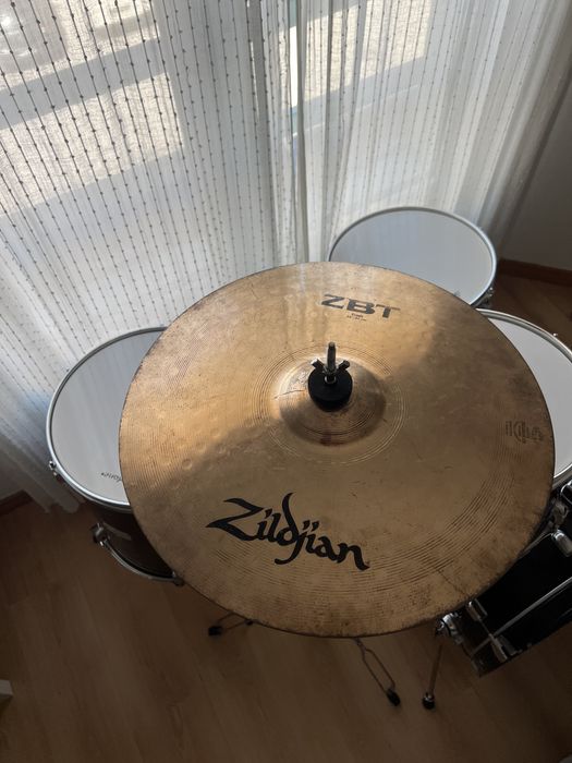 Bateria nova com pratos Zildjian
